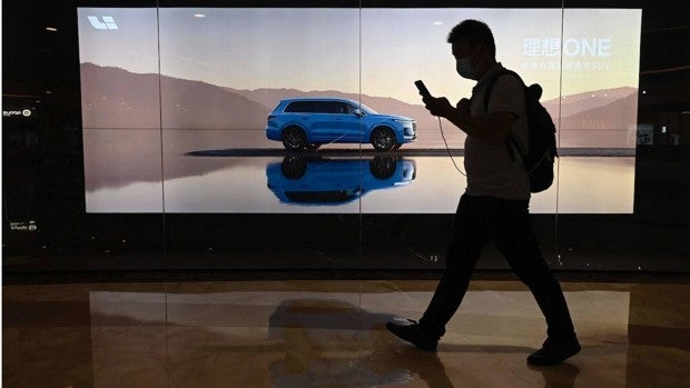 Los eléctricos se abaratan un 50% en China mientras su precio se dispara en Europa