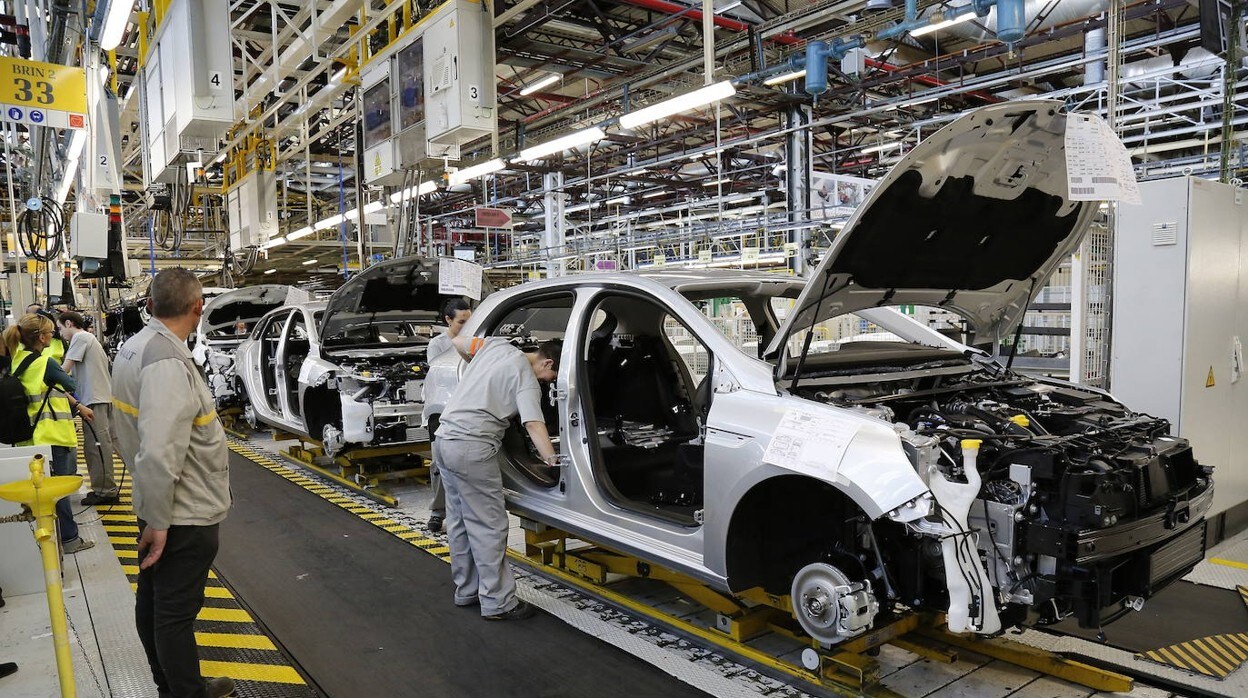 Renault se suma a los paros del sector automovilístico por la falta de componentes