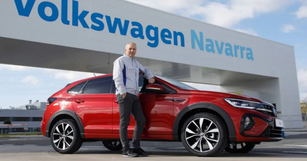 Markus Haupt, presidente de Volkswagen Navarra, junto al nuevo Taigo