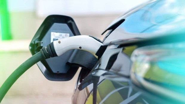 El precio por recargar un coche eléctrico ha aumentado un 30% en un año