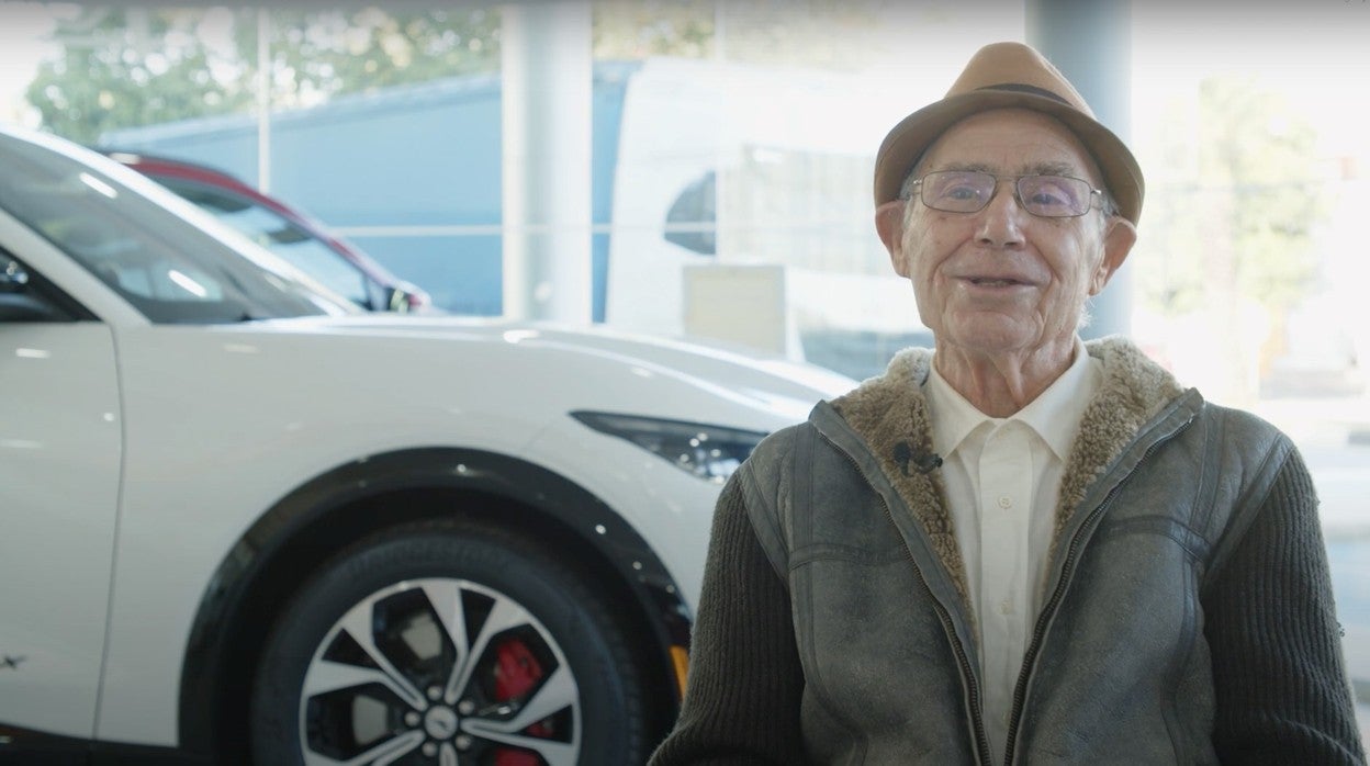 Pedro García, el abuelo de 87 años que conduce un deportivo eléctrico