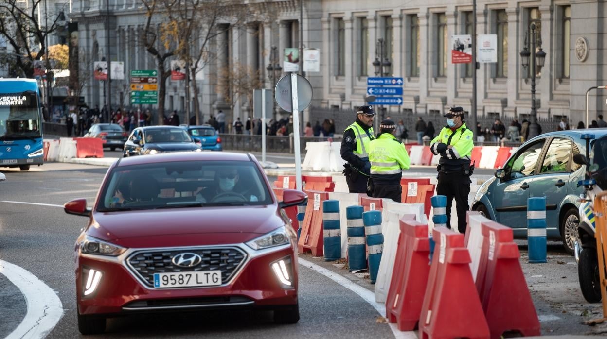 Un coche circula por Madrid 360, zona de bajas emisiones en Madrid