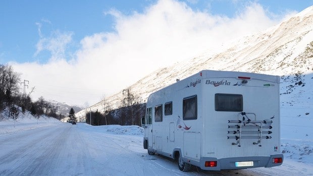 Cómo llegar a la nieve en autocaravana o camper de forma segura