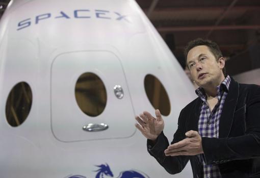 Elon Musk junto al SpaceX en 2014