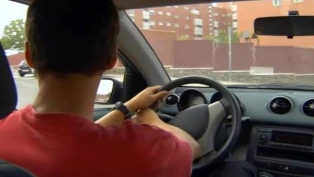 La Guardia Civil alerta del método 'A Capón' para hacer giros al conducir