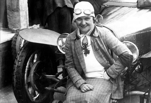 Eliska Junek sentada ante uno de sus queridos Bugatti