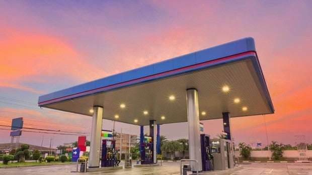 ¿Por qué siguen subiendo las gasolinas aunque baje el precio del petróleo?