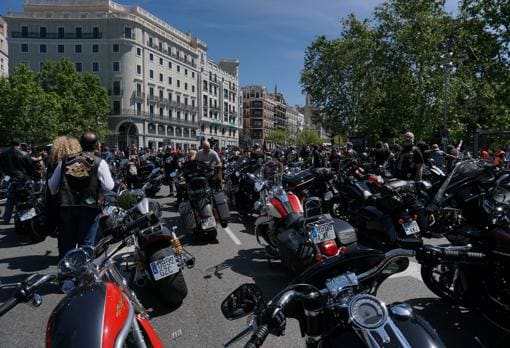 Momento en el que las Harleys aparcan en la Puerta Alcalá