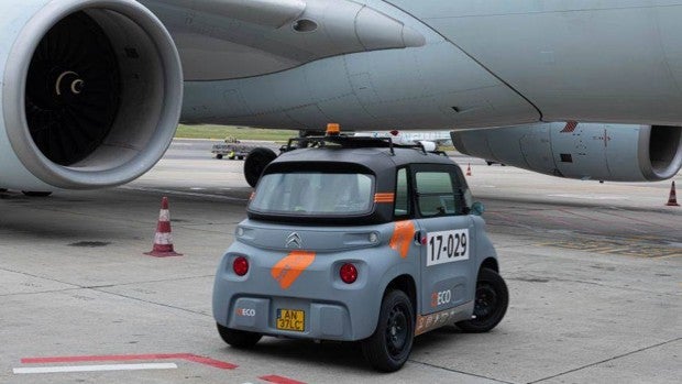 Así son los coches con paneles solares del aeropuerto de Lisboa