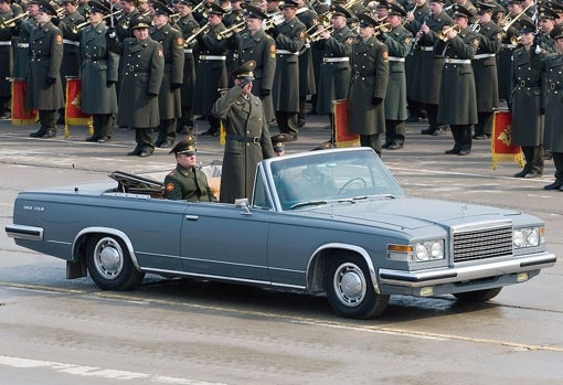 Un ZIL 41044 descapotable, utilizado en las paradas militares