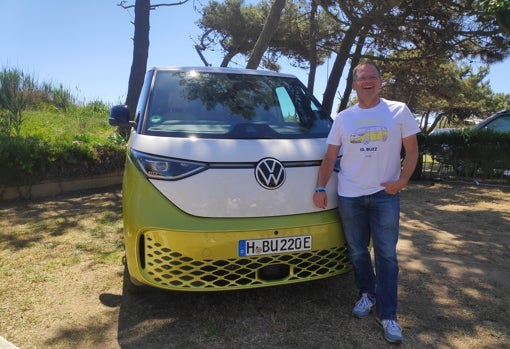 Christian, junto a una Volkswagen ID. Buzz