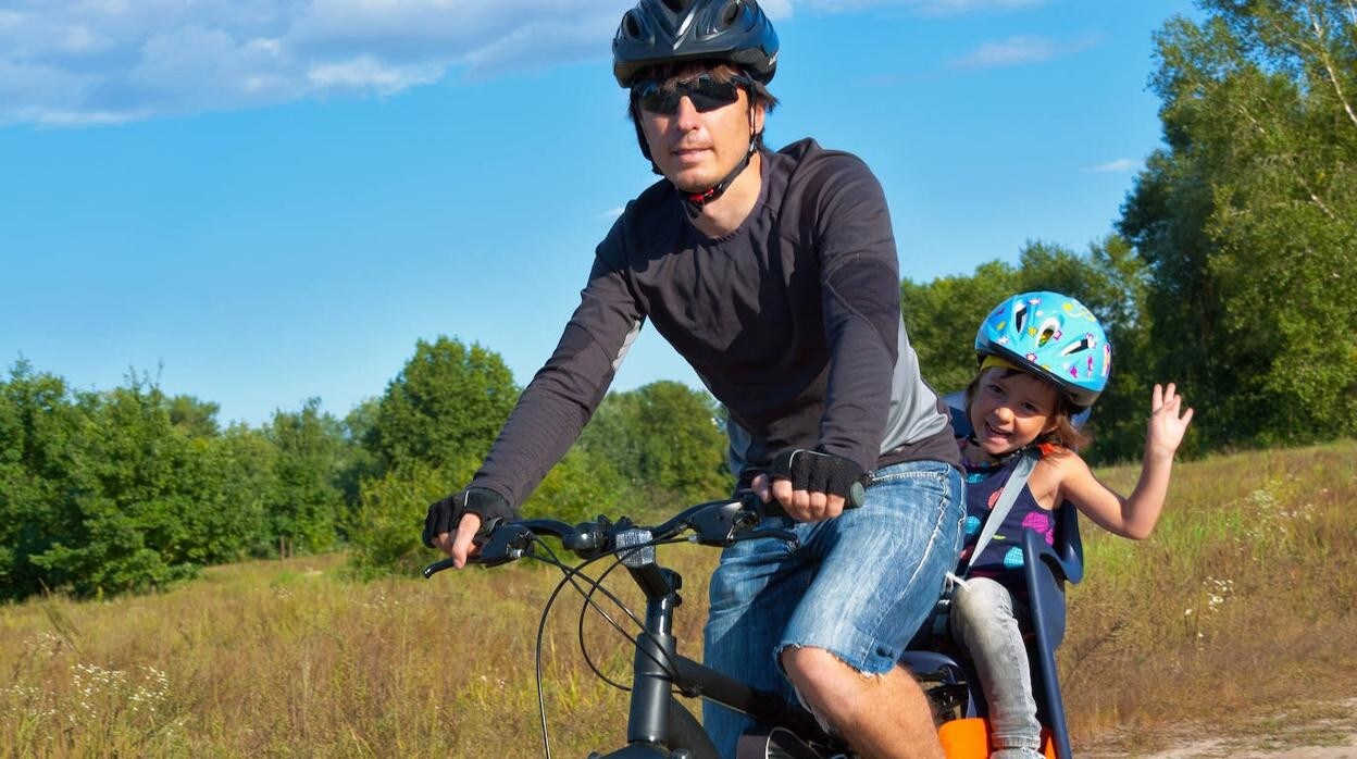 Padre e hija montan en bici tal y como recoge la ley