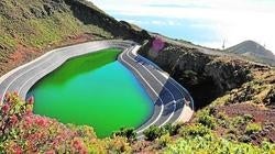 El agua almacenada en la montaña activa la central cuando no hay viento