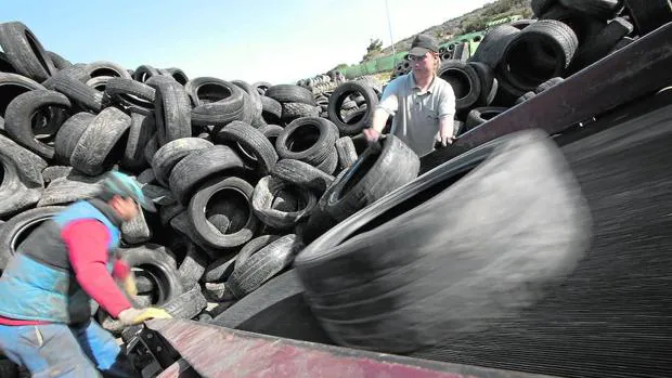 Cada año 70.000 neumáticos usados quedan fuera del control regulatorio