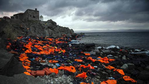 Chalecos salvavidas olvidados en la costa de la isla griega de Lesbos