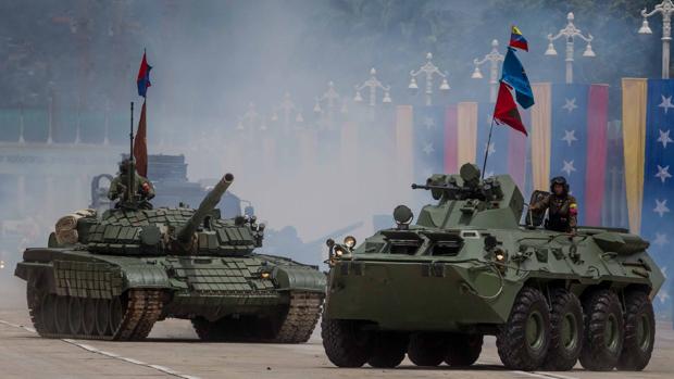 La oposición advierte del «peligro de los militares en el poder» y Maduro los defiende