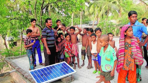 Combina sistemas solares domésticos y mini-redes centralizadas