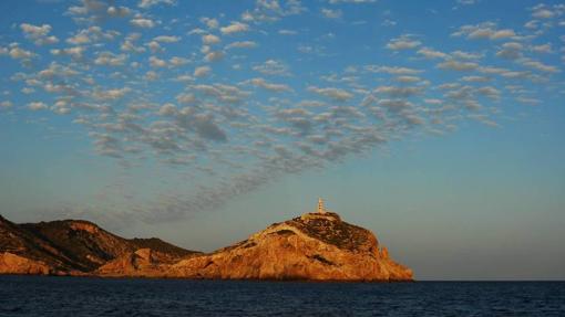 Paisaje con faro y nubes