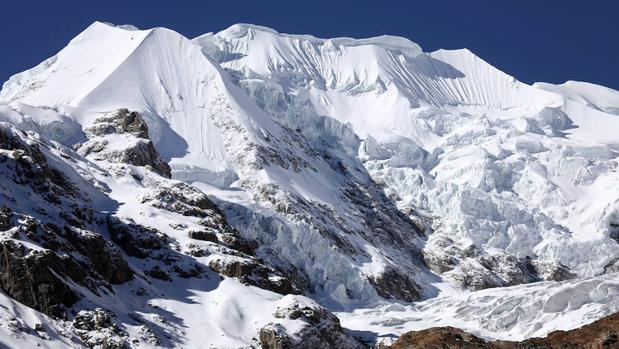 Monte nevado Illimani cerca a La Paz (Bolivia).