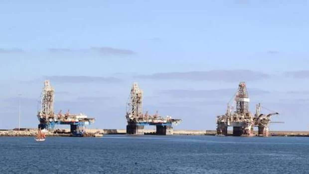 Las plataformas petrolíferas forman parte del paisaje de los puertos de Las Palmas de Gran Canaria y Santa Cruz de Tenerife desde 2011