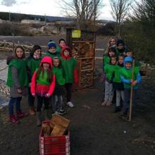 Escolares de Traspinedo han participado en la instalación de estos hoteles de insectos en el municipio