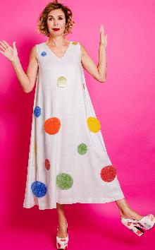 Agatha Ruiz de la Prada con un vestido con apliques de vidrio reciclado