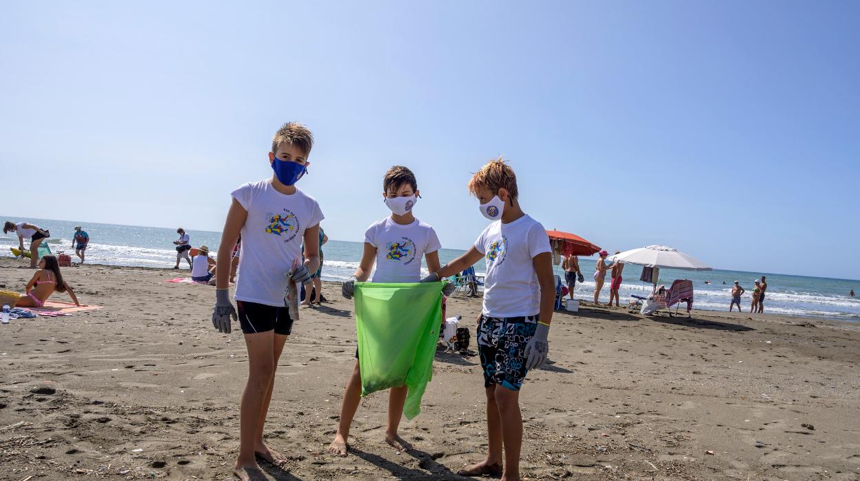 Un grupo de jóvenes recoge residuos en una playa durante una de las acciones de LIBERA