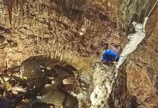 En la gruta hay recreaciones del descenso de los primeros espeleólogos