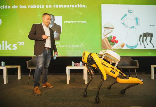 Víctor Martín con uno de los sus robots camareros