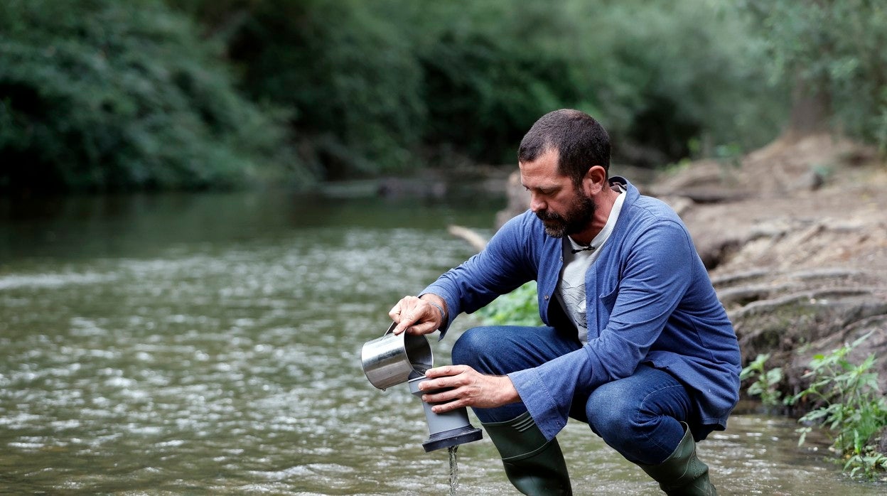 David León recoge muestras de agua con microplásticos en uno de los ríos