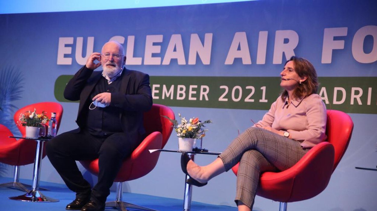 Frans Timmermans, junto a Teresa Ribera durante el tercer foro de la UE Aire Puro en Madrid