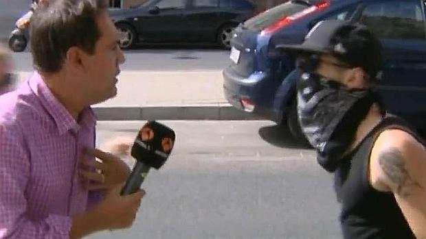 El Cuco agrede a un periodista en la calle y luego le concede una entrevista