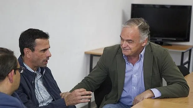 Esteban González Pons, del Partido Popular Europeo, se entrevista con el dirigente opositor Henrique Capriles