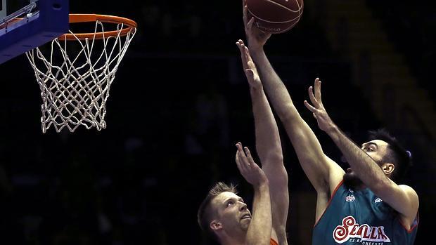 Pierre Oriola (d), del CB Sevilla, y Justin Hamilton, del Valencia Basket, en una jugada