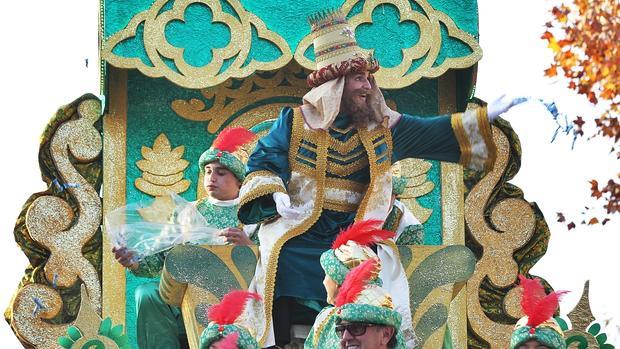 El REy Melchor en su carroza durante la cabalgata el año pasado