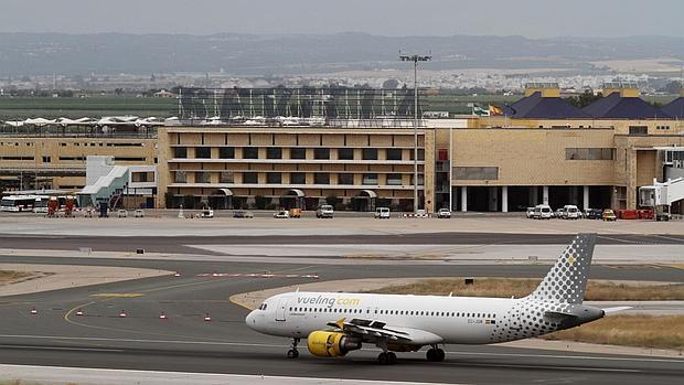 Aterrizaje de emergencia en Sevilla de un avión que hacía la ruta Amsterdam-Málaga