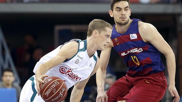 El base sueco del Baloncesto Sevilla Ludde Hakanson (i), intenta avanzar ante la oposición del checo del del FC Barcelona Lassa, Tomas Satoransky (d)