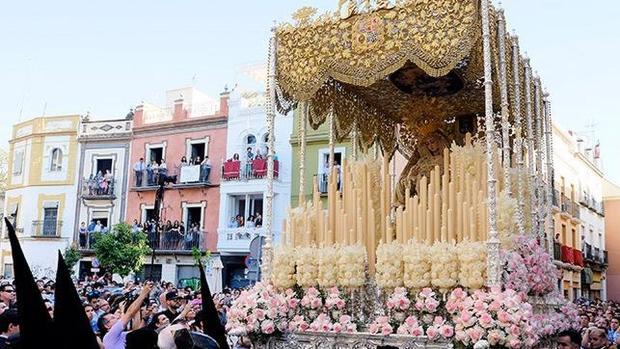 ¿Por qué el manto de la Virgen del Rosario va recogido?