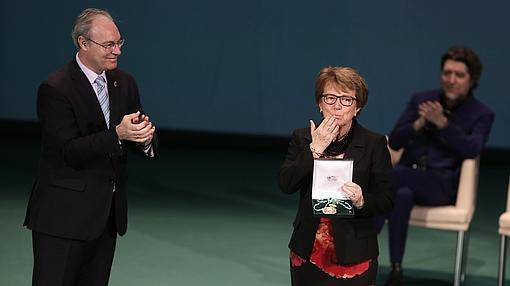 María Luisa Escribano Toledo recogiendo el galardón