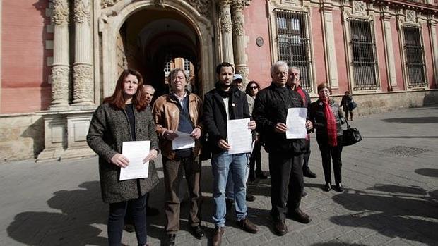 Los concejales de IU y Participa muestran el pasado miércoles sus propuestas anticlericales ante las puertas del Palacio Arzobispal