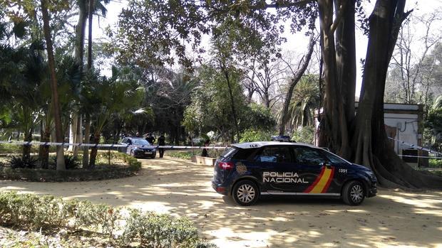 Efectivos de la Policía Nacional, en la zona donde fue hallado el cuerpo de la joven