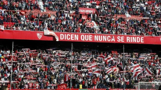 La afición del Sevilla confía en la victoria de los suyos en el derbi