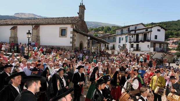 Las fiestas patronales y las recreaciones históricas son la principal atracción de los turistas. Aquí, Candelario.