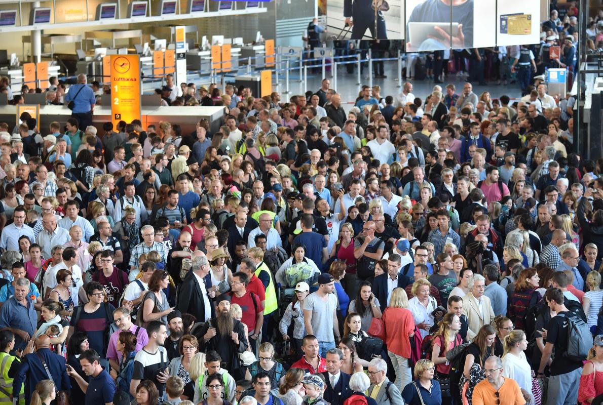 Pasajeros abandonan la terminal 1 del aeropuerto de Frankfut después de que un pasajero entrase en la zona de embarque sin pasar por los controles de seguridad