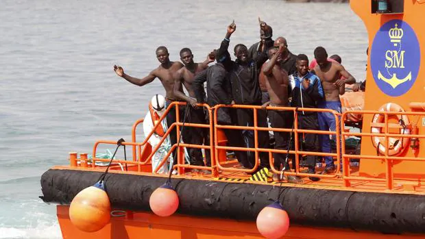 Inmigrantes subsaharianos llegando a la costa gaditana