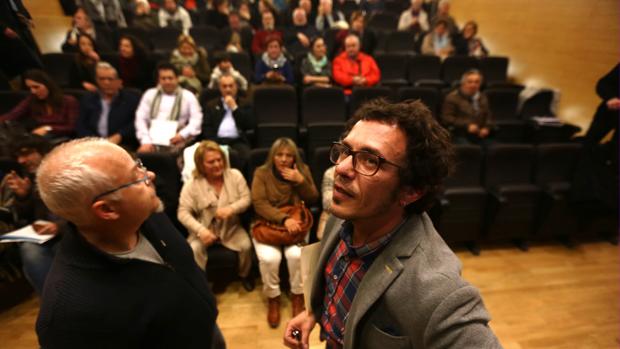 Barcia, el señalado por el episodio en Onda Cádiz, junto al alcalde en la asamblea con los vecinos de Loreto.