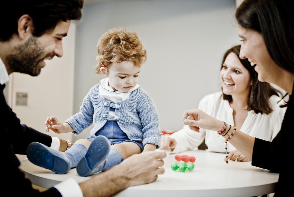 Un niño con implante coclear y sus padres, en la Fundación Oír es Clave