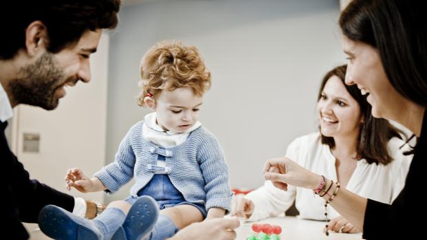 Un niño con implante coclear y sus padres, en la Fundación Oír es Clave