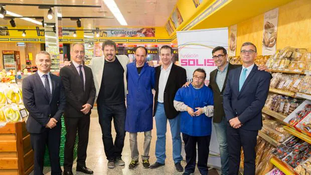 Los responsables del proyecto con Pedro y Agustín en el supermercado «La Despensa»