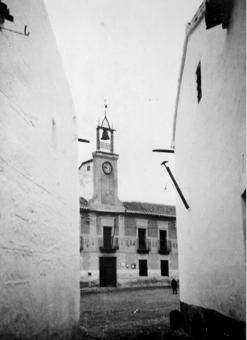 Fachada del Ayuntamiento en la plaza de Bargas, donde se registraron las protestas e incidentes por la suspensión de la capea en 1916 (Ayuntamiento de Bargas. Archivo Municipal)